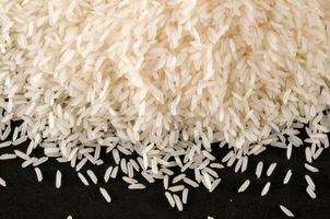 Weiß Reis auf schwarz Hintergrund foto