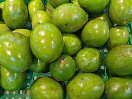 schließen oben Foto von Obst und Gemüse auf Supermarkt Gestell. das Foto ist geeignet zu verwenden zum Obst und Gemüse Hintergrund und Beförderung Inhalt Medien.