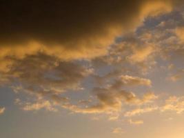 bunter Himmel bei Sonnenuntergang foto