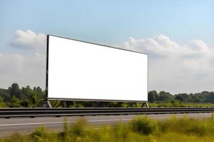 leeren Straßenrand Plakatwand auf Autobahn, leer Werbung Tafel zum Marketing Plakate oder Banner, Marketing Banner Anzeige Raum auf Autobahn oder Autobahn, kostenlos Foto