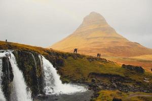 kirkjufellsfoss Wasserfall und kirkjufell Berg im Island foto