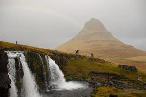 kirkjufellsfoss Wasserfall und kirkjufell Berg im Island foto