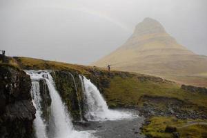 kirkjufellsfoss Wasserfall und kirkjufell Berg im Island foto