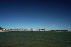 das York Fluss und Strand im Yorktown Virginia mit Blick auf das Coleman Brücke und das Chesapeake Bucht foto