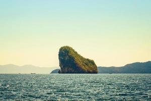 Meer Berg im Thailand foto