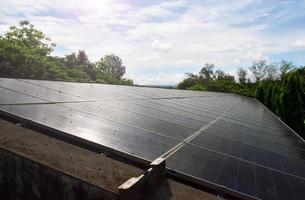 Photovoltaik Dach Paneele oder Solar- Zelle Dach Paneele welche sind damit schmutzig mit Staub, Rauch, Regen Fleck, getrocknet Blätter und Vogel Kot auf Oberer, höher Oberfläche, Instandhaltung zu erhöhen, ansteigen Qualität Konzept. foto