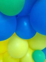 mehrfarbig Luftballons. Hintergrund von Bälle von anders Farben foto