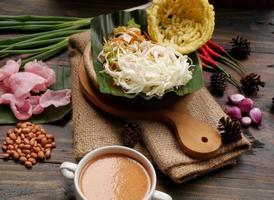 selektiv Fokus von asinan Betawi. das Gemüse asinan von das Betawi Menschen von Jakarta ist konserviert Chinesisch Kohl, Kohl, Bohne Sprossen, Tofu, und Grüner Salat serviert mit Erdnuss Soße und krupuk foto