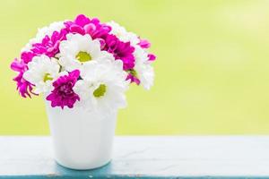 Blumenstrauß in der Vase mit Außenansichthintergrund foto