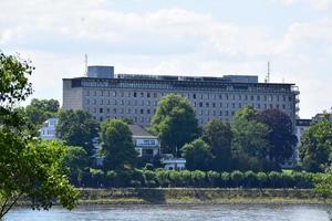 groß grau Gebäude foto