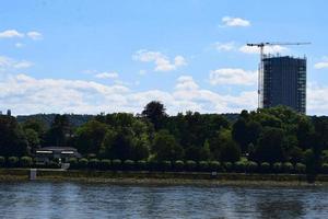 Rhein Ufer im Bonn, klein und hoch Gebäude foto