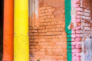 Rot, orange, Gelb und Blau Farbe Kombination alt texturiert Beschädigung Mauer mit bunt Ziegel. foto