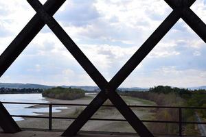 Aussicht durch das Brücke zu das trocken Rhein foto
