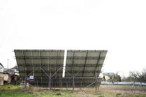 zurück Aussicht von Solar- Paneele auf Garten. Öko Energie. foto