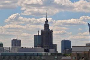 ein Aussicht von über von das Warschau alt Stadt und das Umgebung Gebäude auf ein Sommer- Tag foto