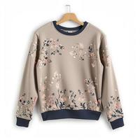 Sweatshirt mit wenig Blumen- Design, erzeugen ai foto