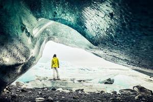 Panorama- Aussicht von Tourist durch fjallsjökull Gletscher im Island von Innerhalb Gletscher Höhle. erkunden Besichtigung Island versteckt Edelsteine. berühmt Reise Ziel Süd Island foto