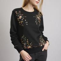 Sweatshirt mit wenig Blumen- Design, erzeugen ai foto