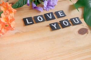 Liebe Sie Etikett mit Blume auf Holz Tisch. foto