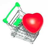 rot Herz Ball im Einkaufen Wagen foto