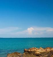 landschaft sommer panoramaansicht front natur gesehen entlang der berge felsen küste und meer ozean, blick blauer himmel, horizont wind kühle brise, angenehm während des reisetages, entspannen, rayong, thailand foto