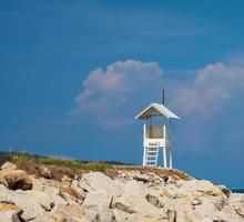 Landschaft Sommer- Panorama tropisch hölzern Leuchtturm Meer Strand Felsen Blau Himmel Ruhe Natur Ozean schön Welle Absturz planschen Wasser Reise khao laem ya Strand, Rayong Osten Thailand exotisch foto