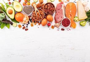 Zutaten für die Auswahl gesunder Lebensmittel auf weißem Holzhintergrund foto