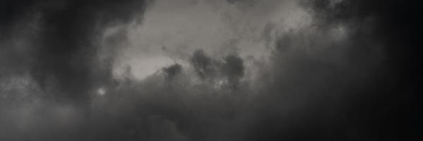 Panorama dramatisch Sturm Wolken im Dämmerung Himmel, regnerisch und bedeckt Wetter. natürlich Meteorologie Hintergrund foto