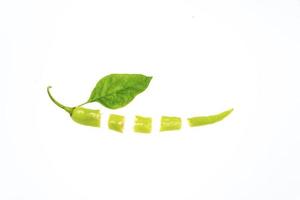 Grün Chili Pfeffer isoliert auf Weiß foto