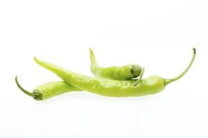 Grün Chili Pfeffer isoliert auf Weiß foto