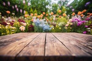 leeren hölzern Tabelle im Blumen Garten verschwommen Hintergrund, kostenlos Raum zum Produkt Anzeige. generativ ai foto
