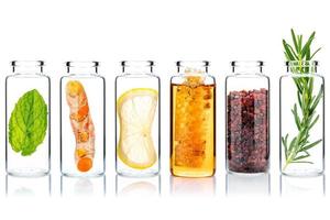 Glasflaschen mit hausgemachter Hautpflege und Körperpeelings mit natürlichen Inhaltsstoffen