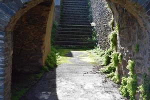 Weg durch ein Schloss mit ein Stein Bogen foto