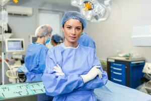 Porträt von zuversichtlich weiblich der Chirurg. Gesundheitswesen Arbeiter ist gegen beleuchtet Beleuchtung im Krankenhaus. foto