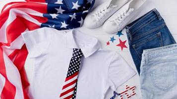 Weiß Polo Hemd mit USA Flagge zum Attrappe, Lehrmodell, Simulation Design, vierte Juli Feier foto