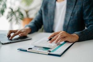 Geschäft Buchhalter oder finanziell Experte analysieren Geschäft Bericht Graph und Finanzen Diagramm. Bankwesen Geschäft und Lager Markt Forschung. beim Büro foto