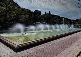 städtisch Landschaft von das Spanisch Stadt von Saragossa auf ein warm Frühling Tag mit Brunnen im das Wahrzeichen Park foto