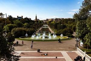 städtisch Landschaft von das Spanisch Stadt von Saragossa auf ein warm Frühling Tag mit Brunnen im das Wahrzeichen Park foto