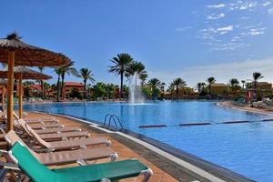 Landschaft von ein groß Schwimmen Schwimmbad mit Blau Wasser im ein Sommer- Tag beim das Hotel foto