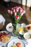 sonnig Frühling Frühstück mit Blumen foto