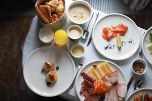 Frühstück im das Zimmer, Käsekuchen, Croissants, Kaffee foto