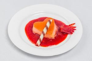 Herz geformt Pudding mit Erdbeere Soße und Waffel. Valentinsgrüße Dessert Rezept. foto