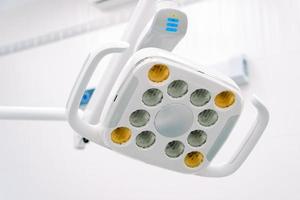 chirurgisch Lampe zum Dental Behandlung und Operation. Dental Ausrüstung im Zahnarzt Klinik. LED Lampe benutzt durch Zahnärzte. foto