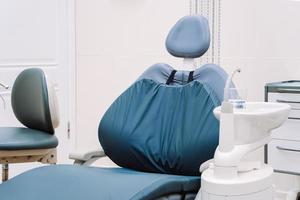 modern Zahnheilkunde Klinik. Dental Stuhl und Werkzeuge zum Behandlung und Chirurgie von Zähne. Zahnarzt medizinisch Ausrüstung. foto
