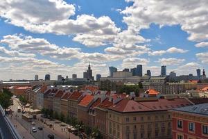 ein Aussicht von über von das Warschau alt Stadt und das Umgebung Gebäude auf ein Sommer- Tag foto