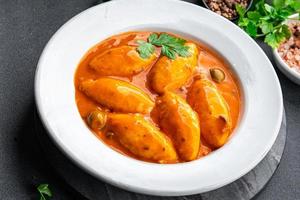 quenelle Fleisch Tomate Soße Mahlzeit Essen Snack auf das Tabelle Kopieren Raum Essen Hintergrund rustikal oben Aussicht foto