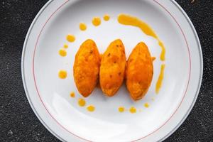 quenelle Fleisch Tomate Soße Mahlzeit Essen Snack auf das Tabelle Kopieren Raum Essen Hintergrund rustikal oben Aussicht foto