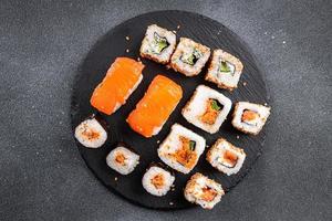 Sushi Rollen Meeresfrüchte Mahlzeit Essen Snack auf das Tabelle Kopieren Raum Essen Hintergrund rustikal oben Aussicht foto