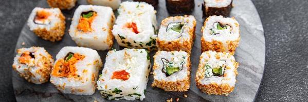 Sushi Rollen Meeresfrüchte Mahlzeit Essen Snack auf das Tabelle Kopieren Raum Essen Hintergrund rustikal oben Aussicht foto