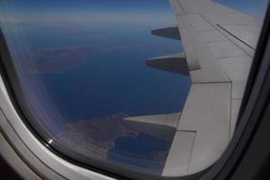 Aussicht auf griechisch Inseln durch Fenster von Flugzeug foto